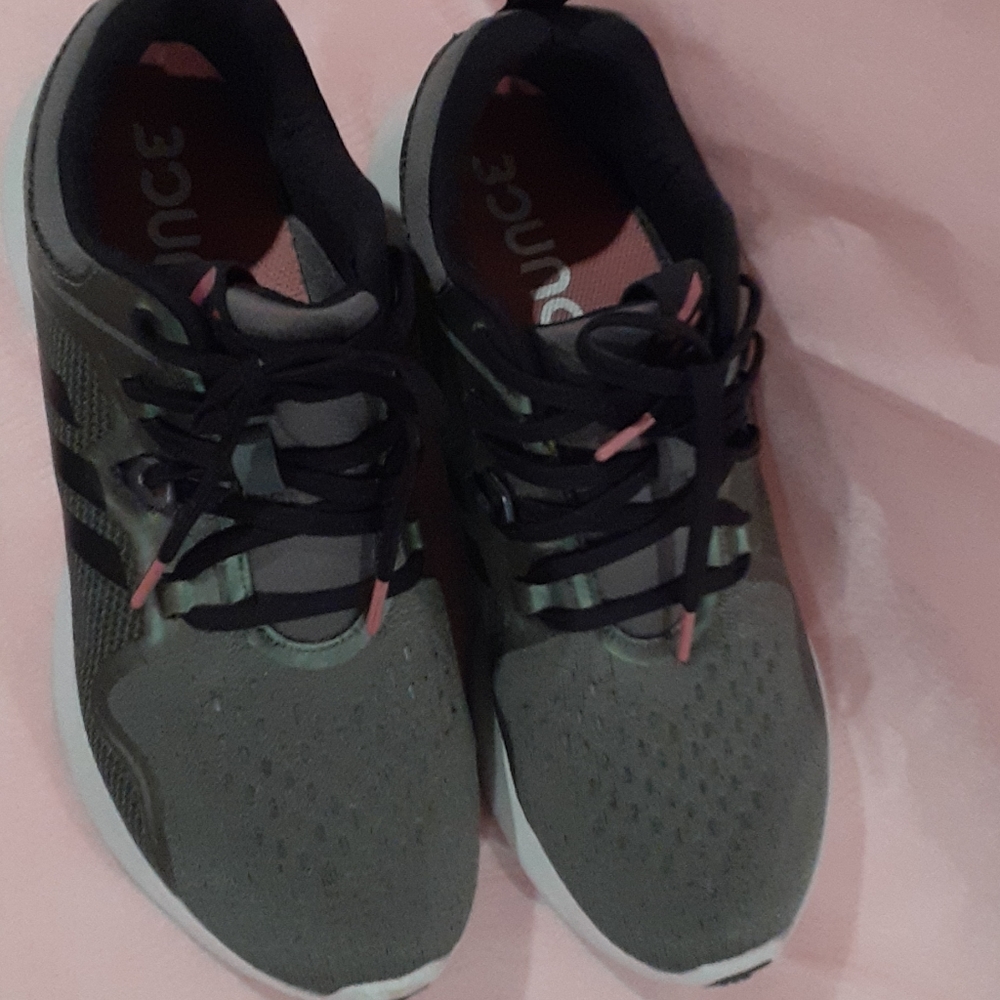 Adidas Bounce Sneakers 😍 Worn once
